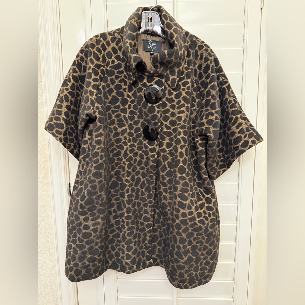 Béni Vie Short-Sleeve Leopard Coat w/ Pockets